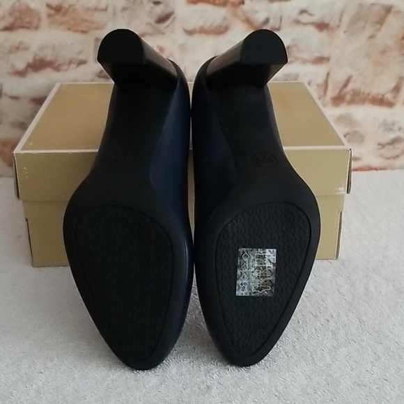 New Michael Kors Susan Leather Pumps - Picture 5 of 7